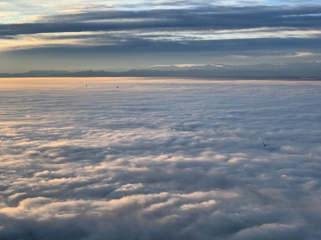 20.10.2019 Rzeszow - München | Sonnenaufgang über dem Münchner Nebel