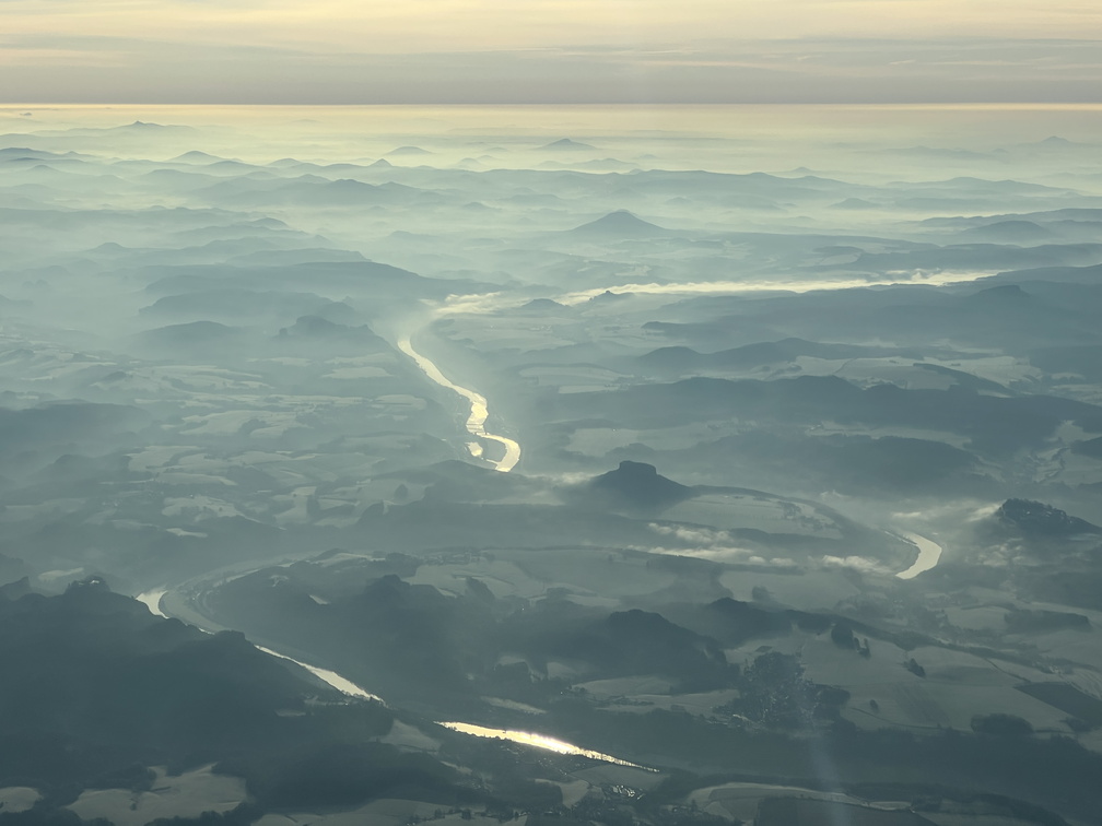 20250303 - MUC-DRS - Dunstiges Elbsandsteingebirge am frühen Morgen.jpg