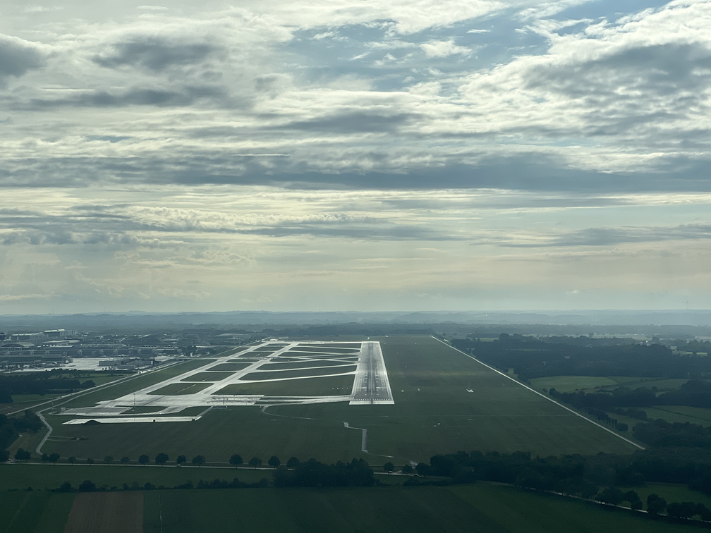 20250727 - PRG-MUC - Short Final Runway 26R at MUC.jpg