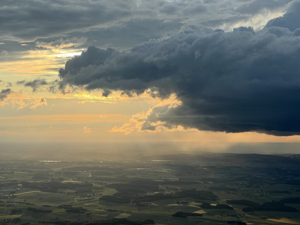 06.06.2025 Düsseldorf - München | Sonne vs. Wolken